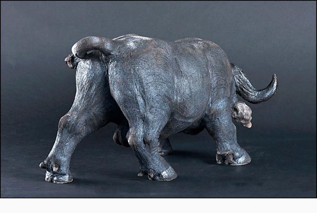 Buffle Caffer (de dos) - céramique Raku - 50x30x17 cm