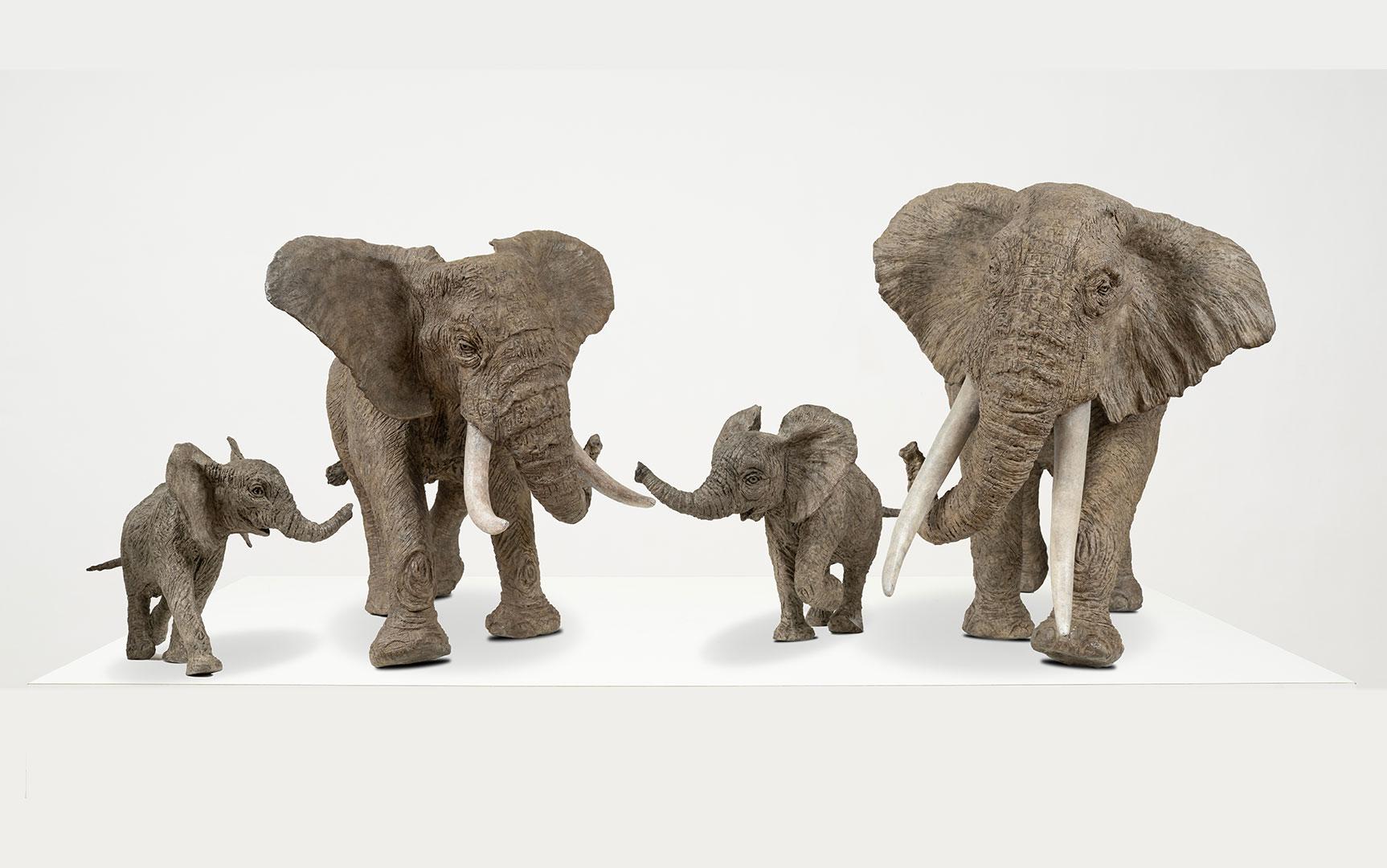 Éléphants « Familia » - technique Bronze - « Tembo » 82X52X46 cm, « La Matriarche » 72X50X44 cm, « Little Tembo » 36X29X23 cm et « Jumbo » 46X31X23 cm